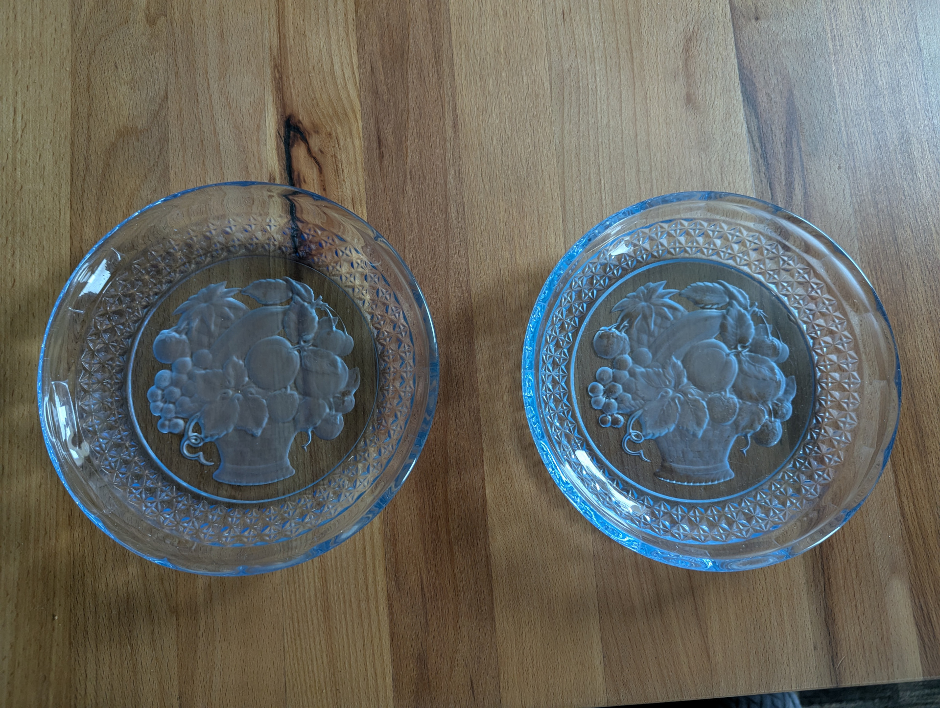 hellblaue, flache Glasschale aus Pressglas, etwa 70 oder 80 Jahre alt