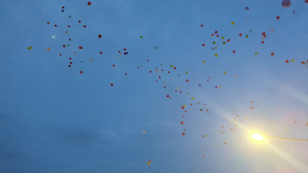 Luftballons die in den Himmel fliegen